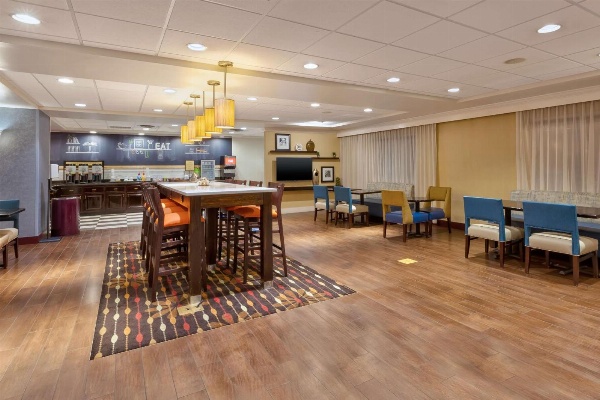 Hampton Inn By Hilton Waterbury image 4