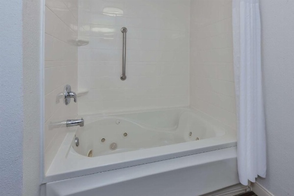 Hampton Inn By Hilton Waterbury image 9